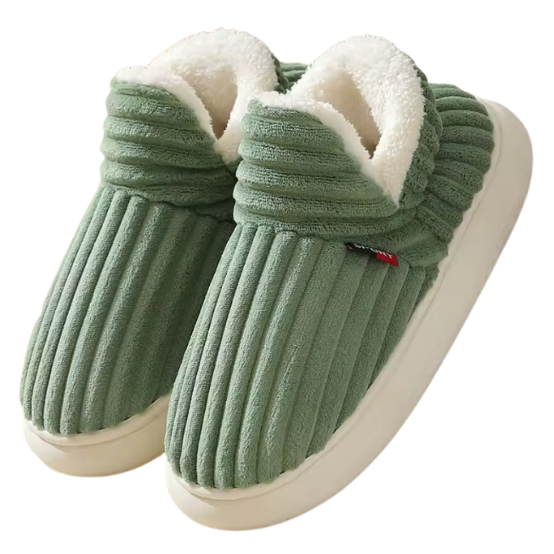 Grüne Cord-Hausschuhe mit weißem Fellfutter, seitliche Ansicht