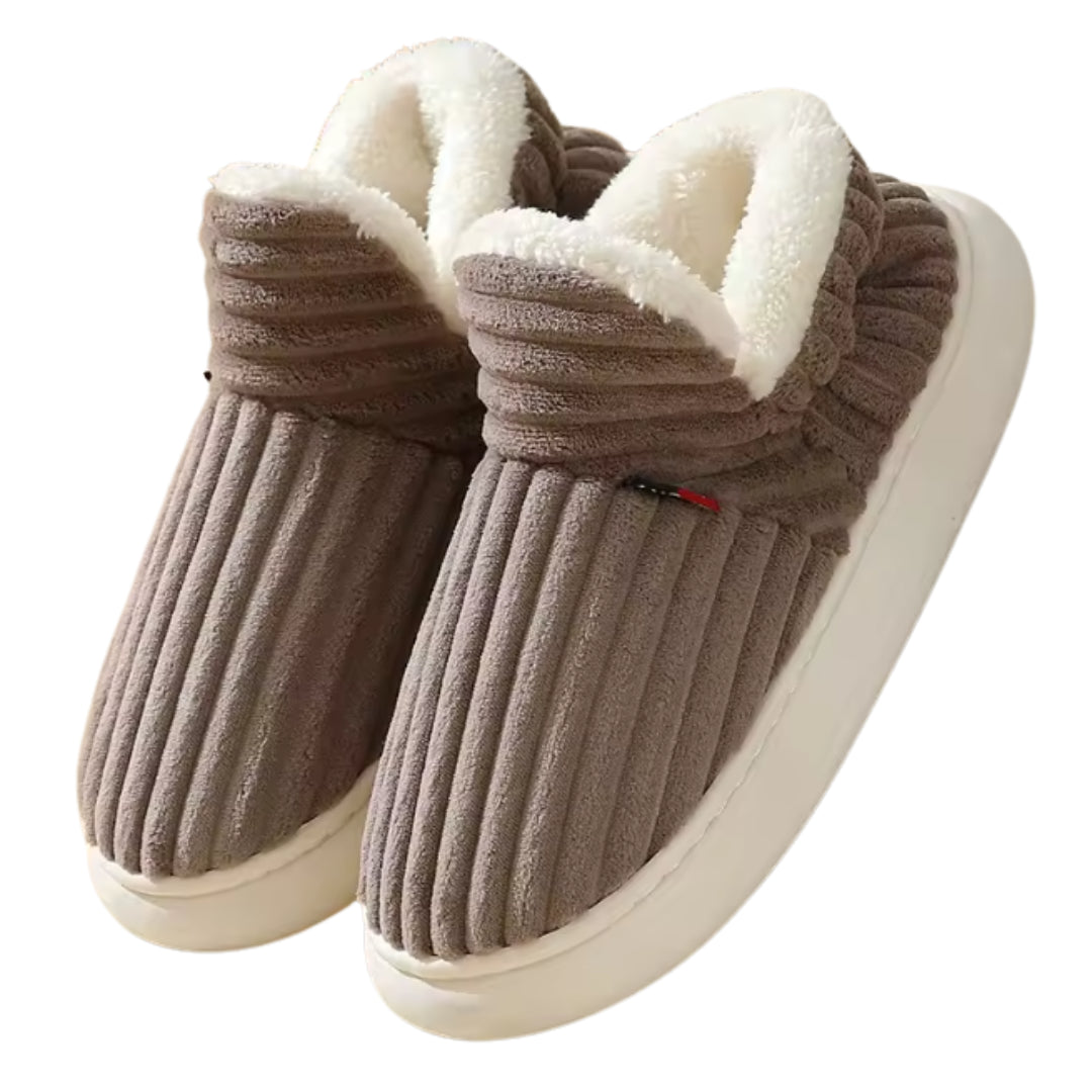 Braune Cord-Hausschuhe mit weißem Fellfutter, seitliche Ansicht