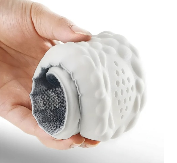 Weiche und extrem flexible Barfußglück SoftSoles Einlegesohle – zusammengerollt in der Hand, mit atmungsaktivem Textilbezug und stoßdämpfender Wabenstruktur